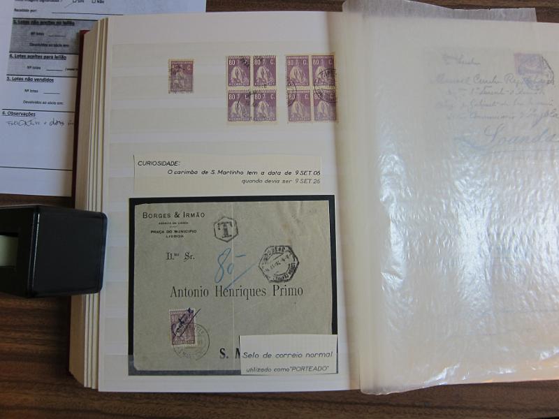 0007 (42).JPG -     Lote:    7      Ceres      Lotes Especiais       Descrição:         1924/26 &mdash; Ceres. Novas taxas e cores. Colecção em classificador, com selos novos e usados, simples e em múltiplos. Série em quadras, Variedades de clichés e erros. Inclui 7 provas e 37 exemplares, entre cartas e postais ilustrados, em todas as taxas, com excepção dos valores de 10E e 20E. 95% dos selos novos em excelente estado sem sinal de charneira. Todas as cartas de grande qualidade e em bom estado de conservação. Acompanham muitos desenhos de autoria de Eduardo Silva. Valor de catálogo dos selos novos de &euro; 32.000,00.        Lote       Valor Base:     &euro; 8.000,00     Valor Venda:     &euro; 8.000,00     